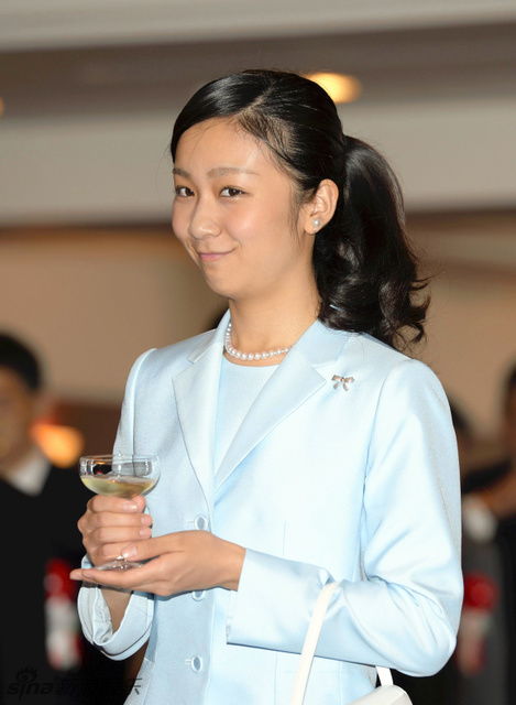 组图 日本佳子公主着蓝套装出席活动 温婉可人 