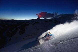 俄摄影师拍摄好友在火山口滑雪绝美照片