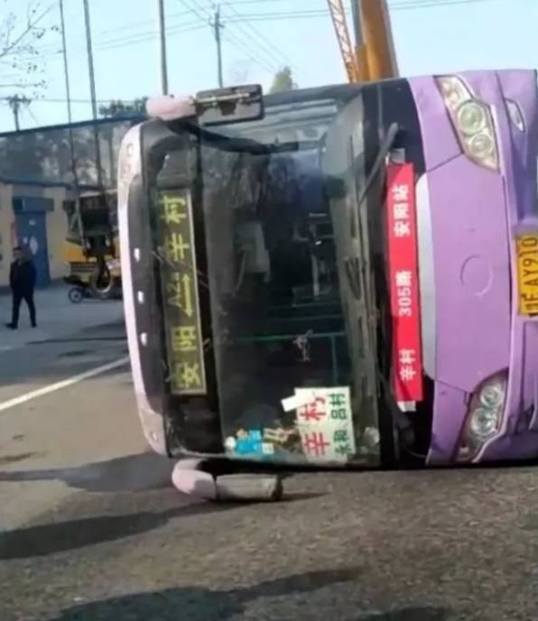 危险 安阳一公交车为躲避自行车发生侧翻,导致三人受伤 