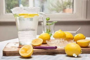 看完后,你会选择喝白开水还是柠檬水呢 
