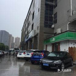 红街公寓究竟是什么(杭州天成路闸弄口附近停车场)