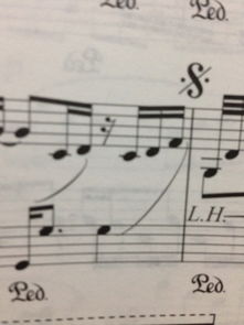 高音谱号的音符用一根弧线划到低音谱号的音符上是什么意思 