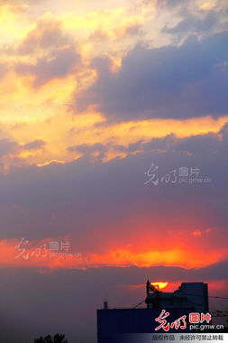 霞光满天,夕阳普照