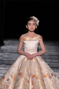中国9岁萝莉巴黎时装周走秀 儿童模特绣球端庄照片 图