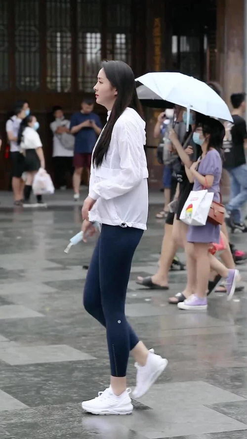 下雨忘记带伞的美女 