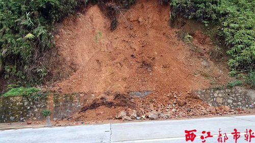 南岸一带山体滑坡泥土堆路边 