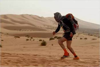荒野求生 参加马拉松迷路 他靠吃蜥蜴走出沙漠