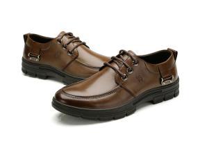 为什么棕色的皮鞋沾水会变成黑色 