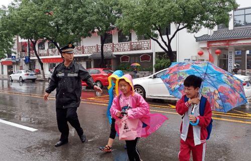 老师 神操作 禁止下雨给孩子送伞,引起家长公愤,究竟在怕什么