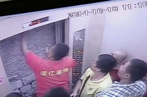 深圳11人被困电梯 求救无效砸墙自救 
