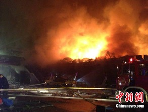 圈子 直击四川泸州商城爆炸现场 