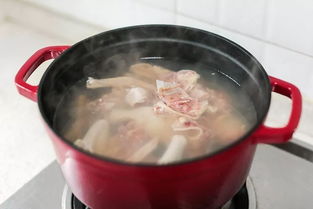如何去掉汤里的油 煲汤撇油妙招 