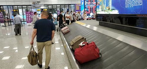 郑州机场警方 行李相似不好找 做个标记免拿错