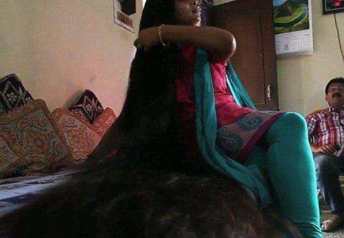 印度妇女34年不剪头发, 头发长2.5米, 洗一次头要花2小