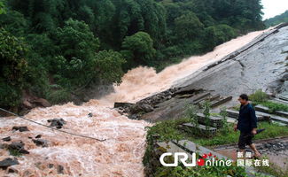 重庆跳石镇遭暴雨袭击 房子被淹公路上可捞鱼 高清组图 