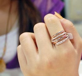手带戒指的含义 左右手戴戒指分别代表什么,戒指戴在每个手上的含义是什么?!