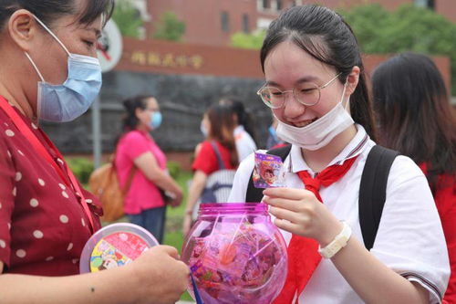 上海中考开考,送考老师带着一罐棒棒糖,寓意 棒棒哒