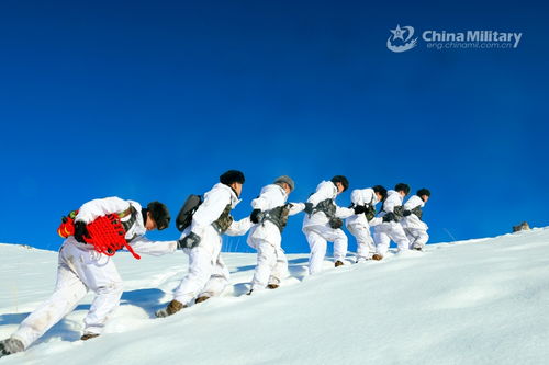 既实用又帅气 新疆边防官兵使用雪地摩托车巡逻 