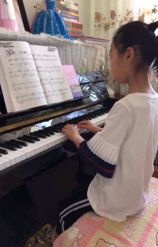 钢琴演奏视频儿童,钢琴演奏影像孩子:在音乐中养育孩子