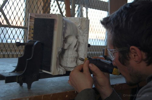 艺术家Maskull Lasserre 用书籍雕刻的头骨,让人难以置信