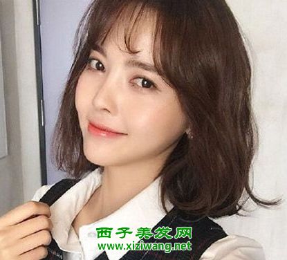 微卷长发如何打理好看 女生随意自然微卷长发发型来示范 