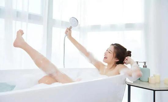 女性洗澡时,建议这3个部位多清洗,或对身体健康有益,建议了解