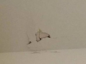 楼上把我家天花板打裂了,网友帮忙看一下图片被打碎的是哪一层 会不会被打穿 问题严重么 怎么修补 