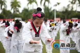 海口500多名小学生跆拳道礼仪操表演 家长围观孩子风采 