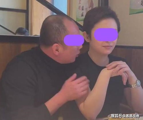 苏州秃顶男子和漂亮女友就餐,当着朋友面嘟嘴求吻,女子害羞脸红