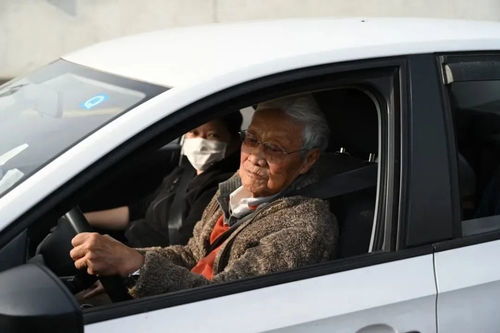 95岁上海老伯学开车,已报名下周小路考 我争取一次通过