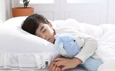 你还在让孩子这样睡觉吗 有碍睡眠还影响发育,现在改还来得及 