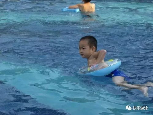 一位爸爸独具匠心的教孩子游泳方法 