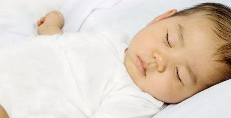 5个月宝宝睡觉喜欢头歪一边该怎么办呢宝宝睡觉老喜欢左侧(5个月宝宝睡觉头歪着睡)