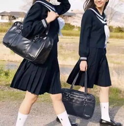 日本女学生集体剪短裙子,和男生同屋换装,这是在上学 还是在上天