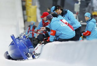 中国女子双人雪车范文—双人雪车前面的人重还是后面的人重？