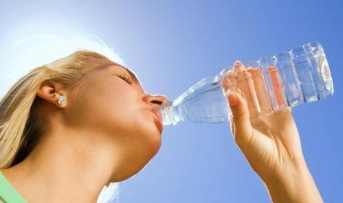 喝水也有技巧,这三种喝水习惯可能会伤害到身体 快改正吧