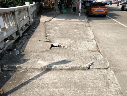 街坊发现路面开裂,三天后路过一看