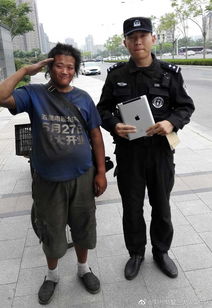 暖闻 郑州拾荒男子地铁口发现遗失iPad,托警察交还失主 图