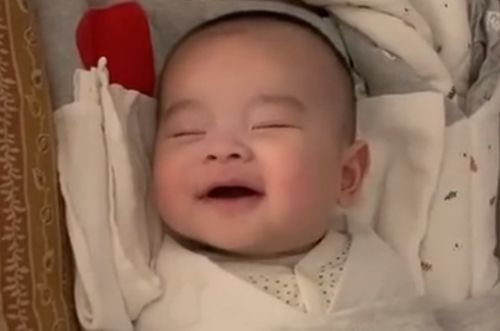 宝宝睡觉做梦乐得 张嘴大笑 火了,网友 这是什么可爱人类幼崽