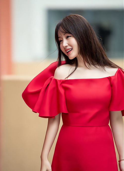 杨钰莹真会穿,一袭红色百褶裙甜美又可爱,50岁硬是活出20岁模样