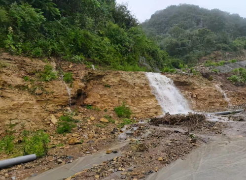 因暴雨突发泥石流 济源水洪池村近百名旅客被困山中