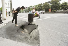 图文 汉口地下污水井损坏路面一周塌两次 