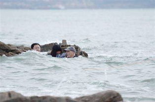 老师跳海救人牺牲 济南35岁老师跳海救人众人含泪送别英雄 