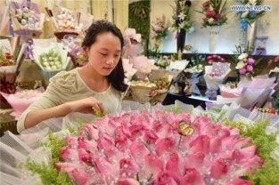 Flower shops in Fuzhou prepare for Valentine s Day 