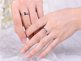 情侣对戒戴哪个手指,情侣戒指男女分别带哪只手的哪个手指