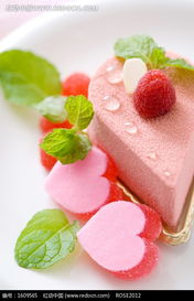 心形 糖果 和粉色心形礼盒上的 树莓图片 1 
