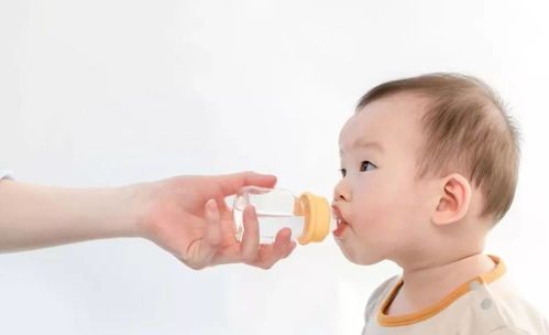 不建议新生儿喝白开水(新生儿不能喂白开水吗)