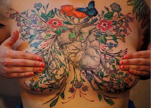 纹身师在女性胸部上纹身,除了美观以外还有个最感