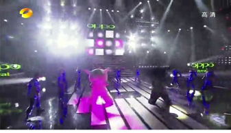 湖南卫视2010 2011跨年演唱会开场彩色倒计时之后,安逗和黑仔跳舞用的背景音乐是什么 不是给力青春哦 