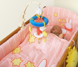 婴儿床挂玩具会引起宝宝斜视吗(婴儿床挂玩具会引起宝宝斜视吗)
